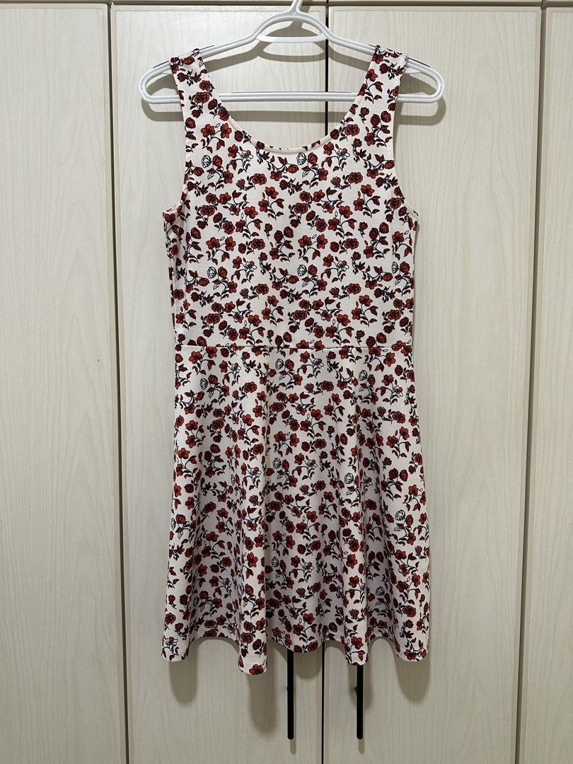 H&M Divided Floral Dress (Category: Dresses) located in Quezon City. Submitted by siomyles (Listing ID 1432096832, Image 1). Description: - H&M Divided floral print dress - Sleeveless design - Scoop neckline - Fit-and-flare style - Size: EUR 40, US 10, CA 10, MX 10 - Made of comfortable fabric.