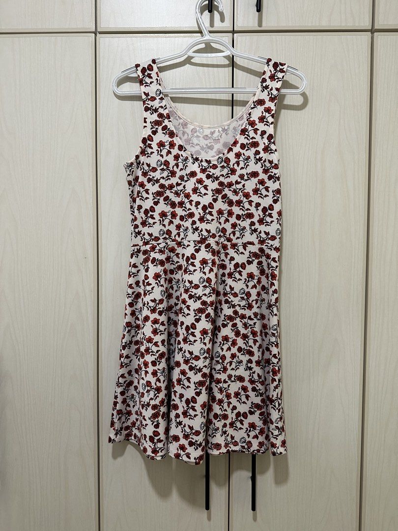 H&M Divided Floral Dress (Category: Dresses) located in Quezon City. Submitted by siomyles (Listing ID 1432096832, Image 2). Description: - H&M Divided floral print dress - Sleeveless design - Scoop neckline - Fit-and-flare style - Size: EUR 40, US 10, CA 10, MX 10 - Made of comfortable fabric.
