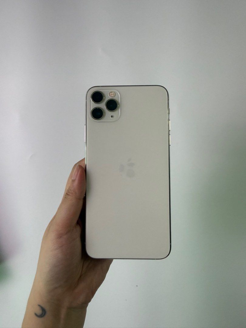iPhone 11 Pro Max 512 GB (Category: iPhone 11 Series) located in Rizal. Submitted by rocellle (Listing ID 1432096076, Image 3). Description: iPhone 11 Pro Max 512 GB White - lady owned and was always in a phone case - comes with box, unused earphones, sticker. Just no charger - I’ll give a free case! - battery is 81%. Greenhills replaces with original Apple batteries now so you can just get it replaced there. - Everything is working!.