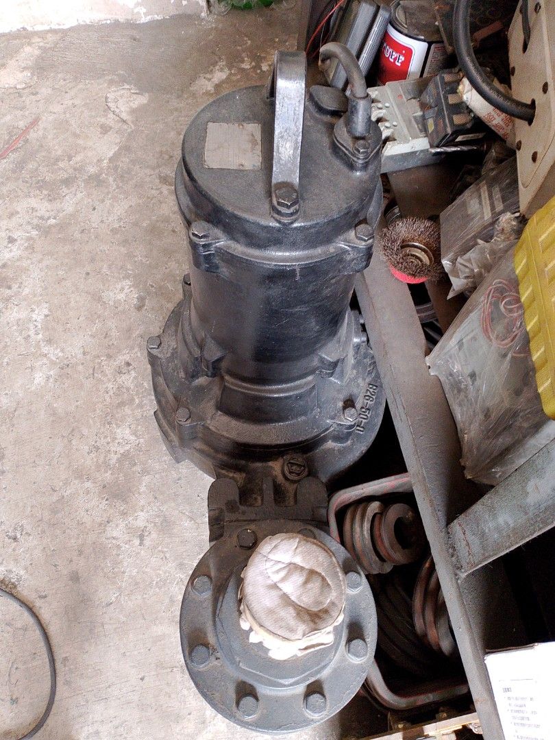 JIC Pump TR-102 Submersible Pump (Category: Construction Tools & Equipment) located in Valenzuela. Submitted by richardgil49758 (Listing ID 1432024700, Image 1). Description: Heavy-duty submersible pump, model TR-102, manufactured by JIC PUMPER CO., LTD. The pump has a handle for easy transport. The label indicates a date of 05/10. The pump has a black body and a gray base. The pump is designed for industrial or construction use..