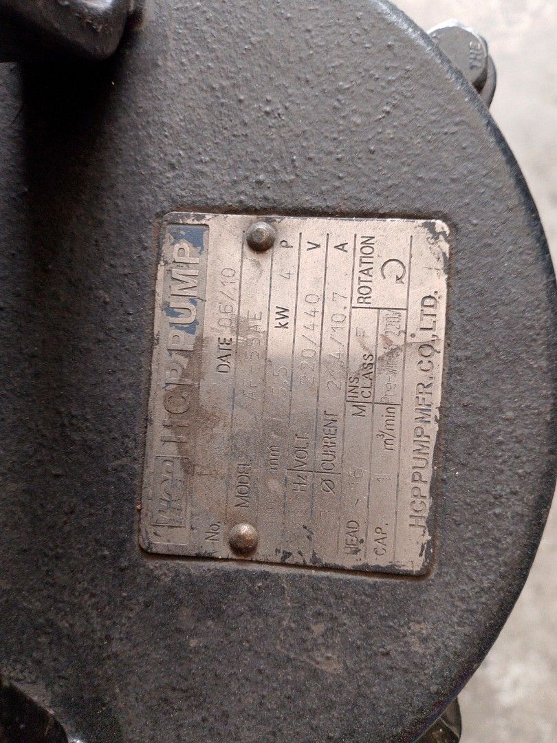 JIC Pump TR-102 Submersible Pump (Category: Construction Tools & Equipment) located in Valenzuela. Submitted by richardgil49758 (Listing ID 1432024700, Image 3). Description: Heavy-duty submersible pump, model TR-102, manufactured by JIC PUMPER CO., LTD. The pump has a handle for easy transport. The label indicates a date of 05/10. The pump has a black body and a gray base. The pump is designed for industrial or construction use..