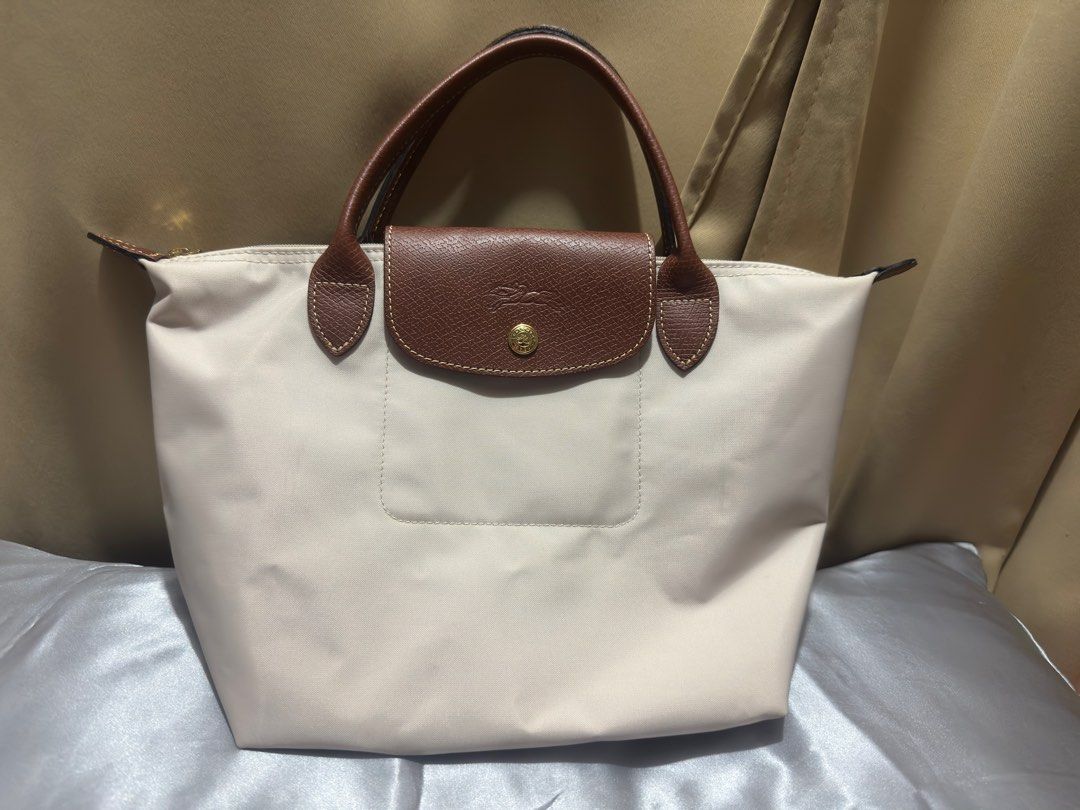 Longchamp Le Pliage Original Top Handle Bag S (Category: Luxury Bags & Wallets) located in Santa Rosa. Submitted by dyorgiiina (Listing ID 1310629696, Image 1). Description: Longchamp Le Pliage Original Top Handle Bag S Color: Paper See pictures for details Bought in Taiwan last June 2023 for 8,900 **PM me for actual pictures** RFS: di nagagamit.