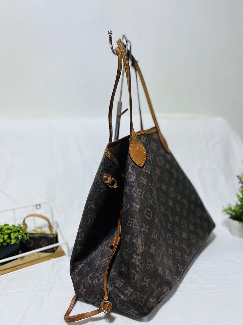 Louis Vuitton Neverfull MM Monogram (Category: Luxury Bags & Wallets) located in San Fernando. Submitted by isayet (Listing ID 1432170169, Image 2). Description: - Authentic Louis Vuitton Neverfull MM - Classic Monogram canvas - Features leather handles and trim - Spacious interior - Perfect for everyday use - Iconic LV monogram pattern - Stylish and practical.