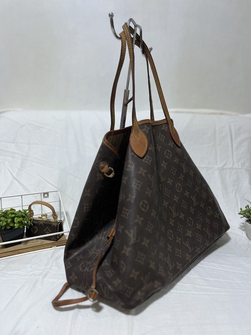 Louis Vuitton Neverfull MM Monogram (Category: Luxury Bags & Wallets) located in San Fernando. Submitted by isayet (Listing ID 1432170169, Image 3). Description: - Authentic Louis Vuitton Neverfull MM - Classic Monogram canvas - Features leather handles and trim - Spacious interior - Perfect for everyday use - Iconic LV monogram pattern - Stylish and practical.