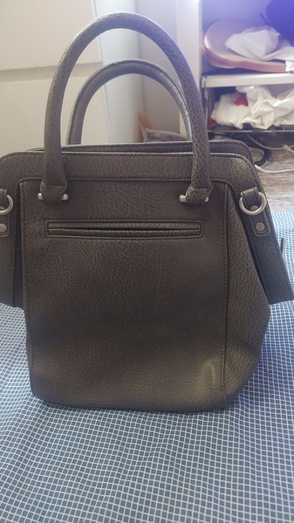 Matt & Nat Doctor Handbag (Category: Luxury Bags & Wallets) located in Manila. Submitted by mysteryboxshop (Listing ID 1432102241, Image 3). Description: Very Good Condition Missing Strap.