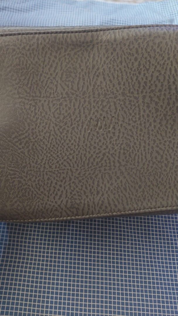 Matt & Nat Doctor Handbag (Category: Luxury Bags & Wallets) located in Manila. Submitted by mysteryboxshop (Listing ID 1432102241, Image 2). Description: Very Good Condition Missing Strap.