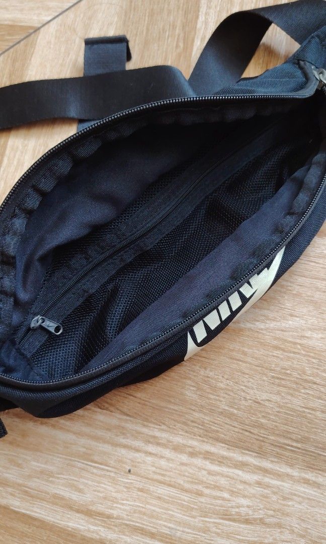Nike beltbag (Category: Belt bags, Clutches and Pouches) located in Marikina City. Submitted by kingdrel (Listing ID 1432017531, Image 3). Description: Nike beltbag W 13 L 5.5 VERYGOOD CONDITION NO ISSUE COLORATE 9.5-10.