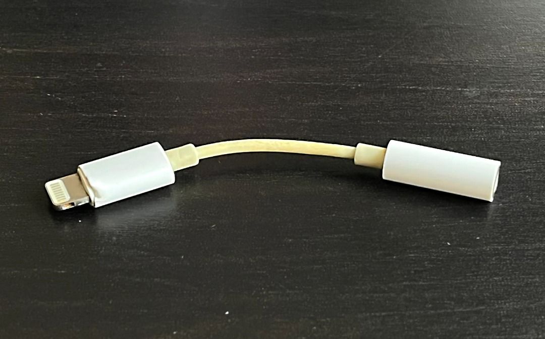 Original Apple Lightning to 3.5 mm Headphone Jack Adapter (Category: Chargers & Cables) located in Quezon City. Submitted by sustainable.sarah (Listing ID 1432030838, Image 2). Description: This adapter lets you connect devices that use a 3.5 mm audio plug to your Lightning devices. Original Apple product, now already phased out by Apple. Originally part of the accessories of my iPhone 7 Plus. Still fully working, just has a slight discoloration 