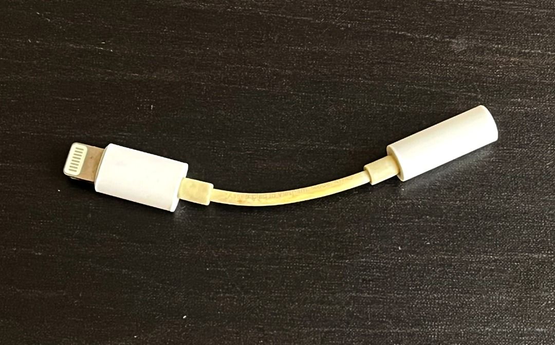 Original Apple Lightning to 3.5 mm Headphone Jack Adapter (Category: Chargers & Cables) located in Quezon City. Submitted by sustainable.sarah (Listing ID 1432030838, Image 1). Description: This adapter lets you connect devices that use a 3.5 mm audio plug to your Lightning devices. Original Apple product, now already phased out by Apple. Originally part of the accessories of my iPhone 7 Plus. Still fully working, just has a slight discoloration 