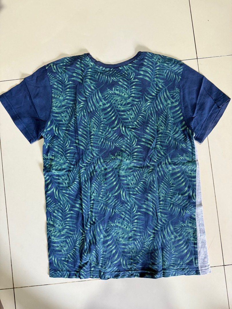 Original Penguin T-shirt - Size L (Category: Tshirts & Polo Shirts ) located in Caloocan City. Submitted by mochibolala13 (Listing ID 1432062738, Image 2). Description: - Original Penguin T-shirt - Unique design - Gray body with leaf-patterned pocket - Navy blue sleeves - Full leaf pattern on the back - Made in India - Size: L - teens.