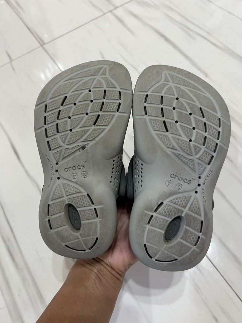 Personal preloved Crocs LiteRide C9 for kids (Category: Babies & Kids Fashion) located in Manila. Submitted by isle.dc (Listing ID 1432059408, Image 3). Description: - Crocs LiteRide clogs - Size: C9/ 16cm - Authentic - 900 fix - Excellent used condition. No issue - Location: Manila - MOP: Gcash - MOD: Lalamove to be book by the buyer - RFS: Outgrown.