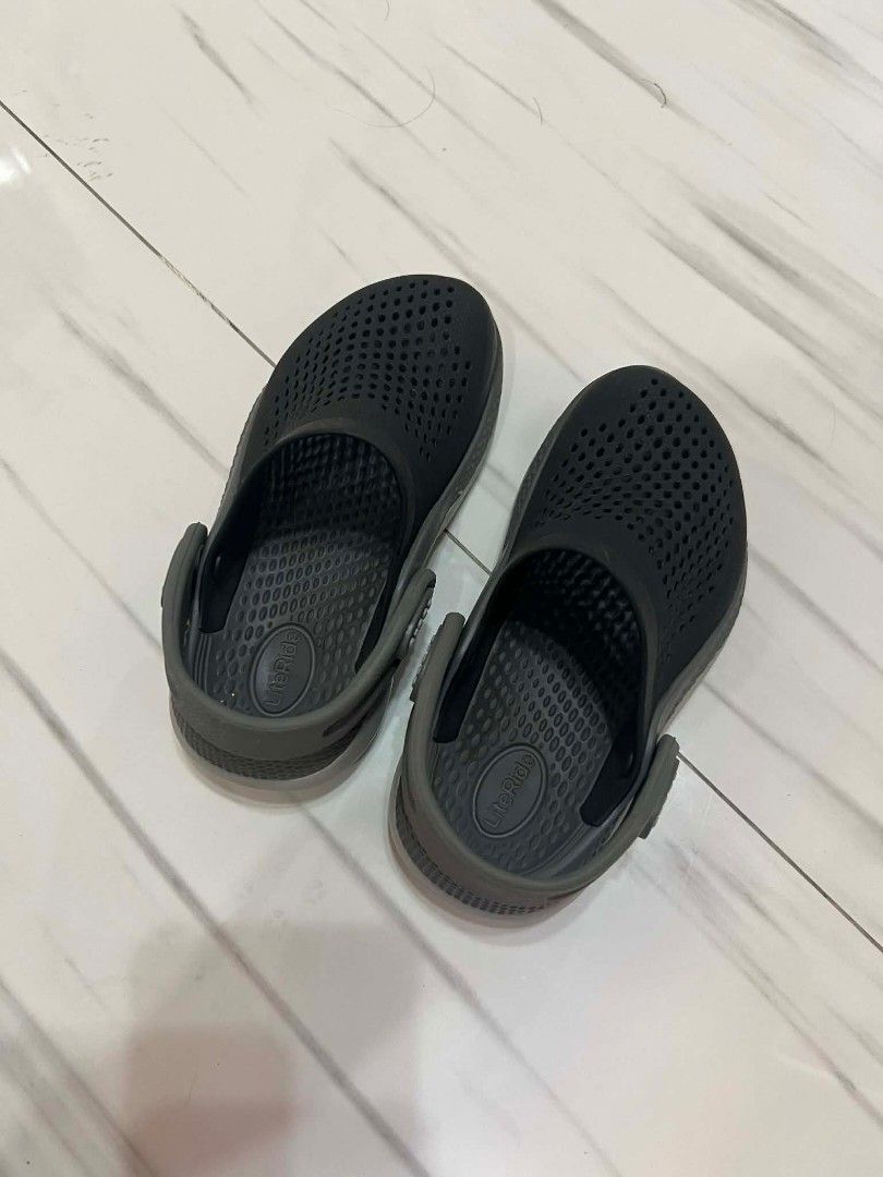 Personal preloved Crocs LiteRide C9 for kids (Category: Babies & Kids Fashion) located in Manila. Submitted by isle.dc (Listing ID 1432059408, Image 2). Description: - Crocs LiteRide clogs - Size: C9/ 16cm - Authentic - 900 fix - Excellent used condition. No issue - Location: Manila - MOP: Gcash - MOD: Lalamove to be book by the buyer - RFS: Outgrown.