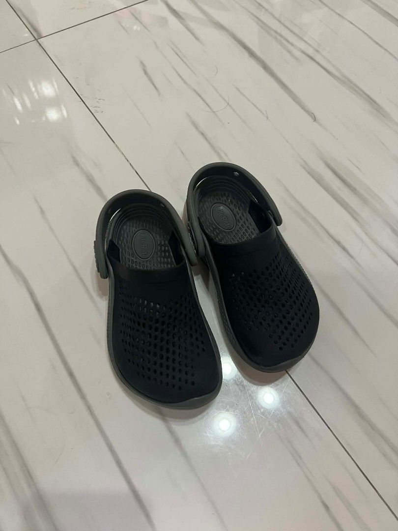 Personal preloved Crocs LiteRide C9 for kids (Category: Babies & Kids Fashion) located in Manila. Submitted by isle.dc (Listing ID 1432059408, Image 1). Description: - Crocs LiteRide clogs - Size: C9/ 16cm - Authentic - 900 fix - Excellent used condition. No issue - Location: Manila - MOP: Gcash - MOD: Lalamove to be book by the buyer - RFS: Outgrown.