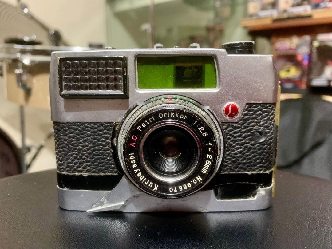 Petri Compact E 35mm half frame film camera (Category: Cameras) located in Manila. Submitted by gepmacadaeg (Listing ID 1432076318, Image 1). Description: - Uncoupled light meter is accurate and working. - Film advance lever got stuck recently. - Lens and viewfinder need slight cleaning (dusty but no signs of fungus)..