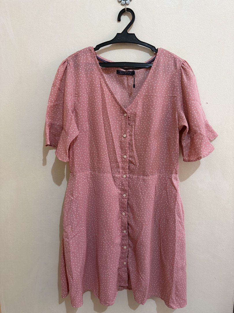 Regatta Pink Polka Dot Dress Large (Category: Dresses) located in Marikina City. Submitted by jissarojo (Listing ID 1432061790, Image 1). Description: - Regatta dress - Size: L - Color: Light Pink - Pattern: Polka Dots - Features: V-neck, button-down front, short flared sleeves.