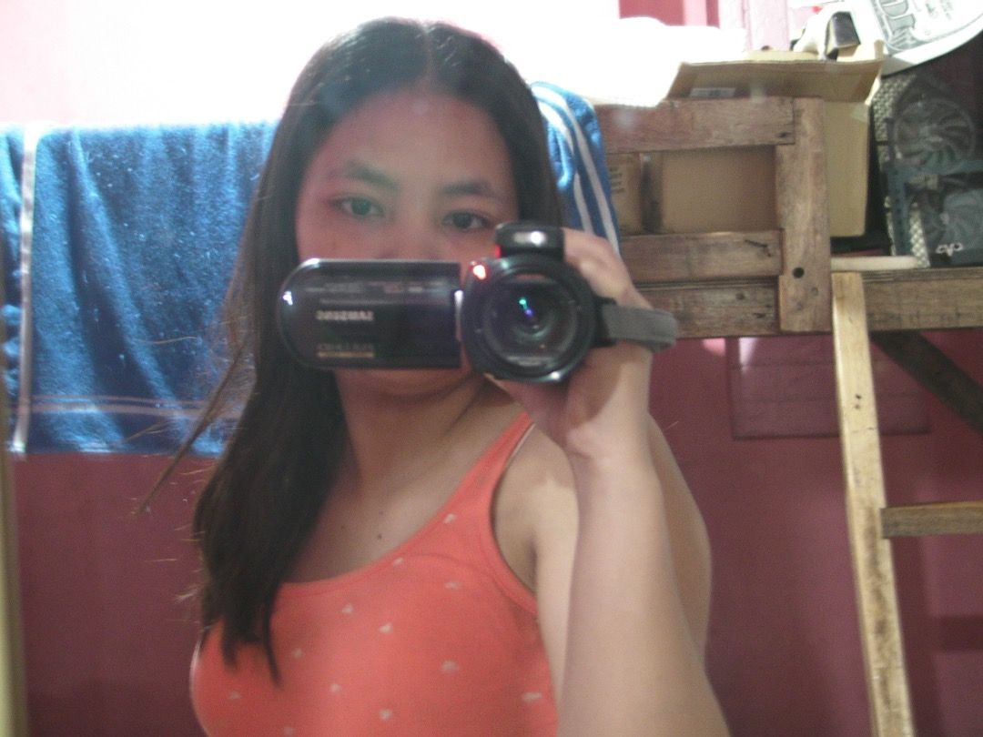 Samsung Camcorder (Category: Cameras) located in Baguio. Submitted by ibarrajenn02122 (Listing ID 1432055109, Image 3). Description: Samsung VP-HMX20C (2008) 🏷️₱6,500 Core Specs Sensor: 1/1.8” CMOS (Large for its class, great for low light). Resolution: Full HD 1920 x 1080 video; 6.4MP stills. Lens: 10x Optical Zoom with a bright f/1.8 aperture. Storage: 8GB internal memory + SD/SDHC card slot. No issue No functional issue Sign of use only Open 