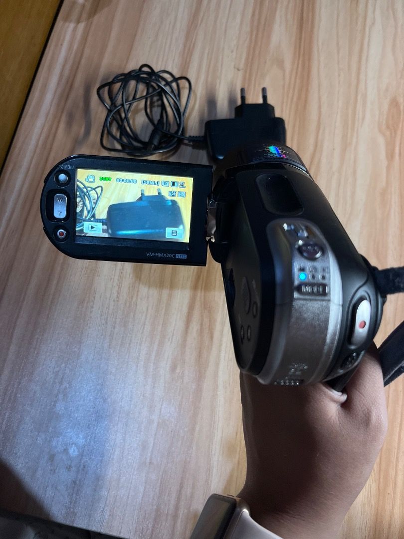 Samsung Camcorder (Category: Cameras) located in Baguio. Submitted by ibarrajenn02122 (Listing ID 1432055109, Image 2). Description: Samsung VP-HMX20C (2008) 🏷️₱6,500 Core Specs Sensor: 1/1.8” CMOS (Large for its class, great for low light). Resolution: Full HD 1920 x 1080 video; 6.4MP stills. Lens: 10x Optical Zoom with a bright f/1.8 aperture. Storage: 8GB internal memory + SD/SDHC card slot. No issue No functional issue Sign of use only Open 
