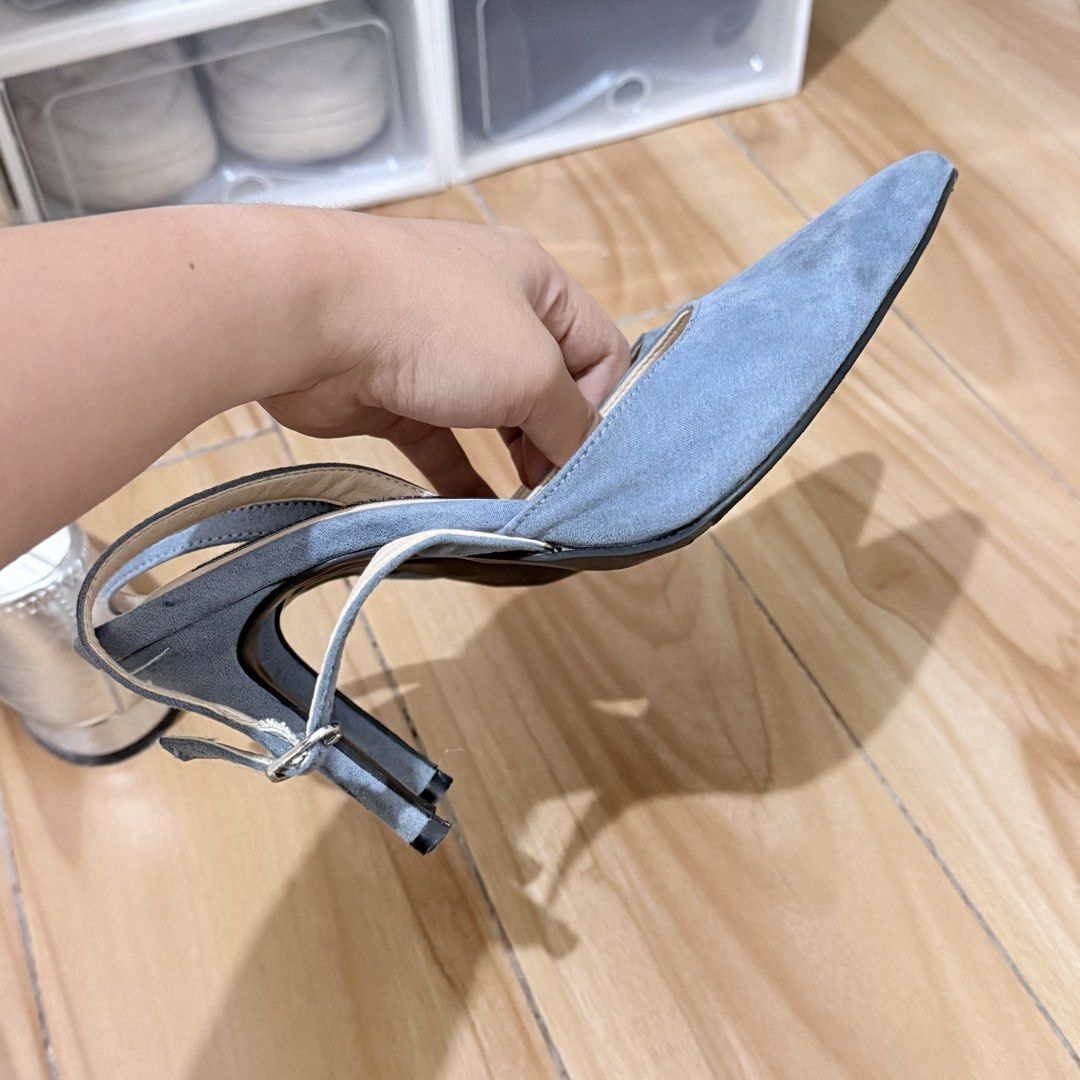 Sappun Basic Blue Suede Pointed Slingback Heels (Category: Heels) located in Tarlac. Submitted by feebee01 (Listing ID 1432007200, Image 2). Description: Issue: may faint black discoloration. idk if it can be removed. dahil lang nung tinago ko naggasgasan sa bag ko yung sole nung sapatos and sa suede part. hindi naman halata when worn. Worn it a few times lang..