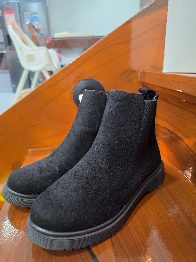 SHEIN Black Chelsea Ankle Boots (Category: Boots) located in Quezon City. Submitted by bbnew16 (Listing ID 1432082117, Image 1). Description: - Black Chelsea ankle boots - Size 39 - Round toe - Elastic slip-on design - Thick, textured sole - Suede-like material - Ideal for autumn and winter.