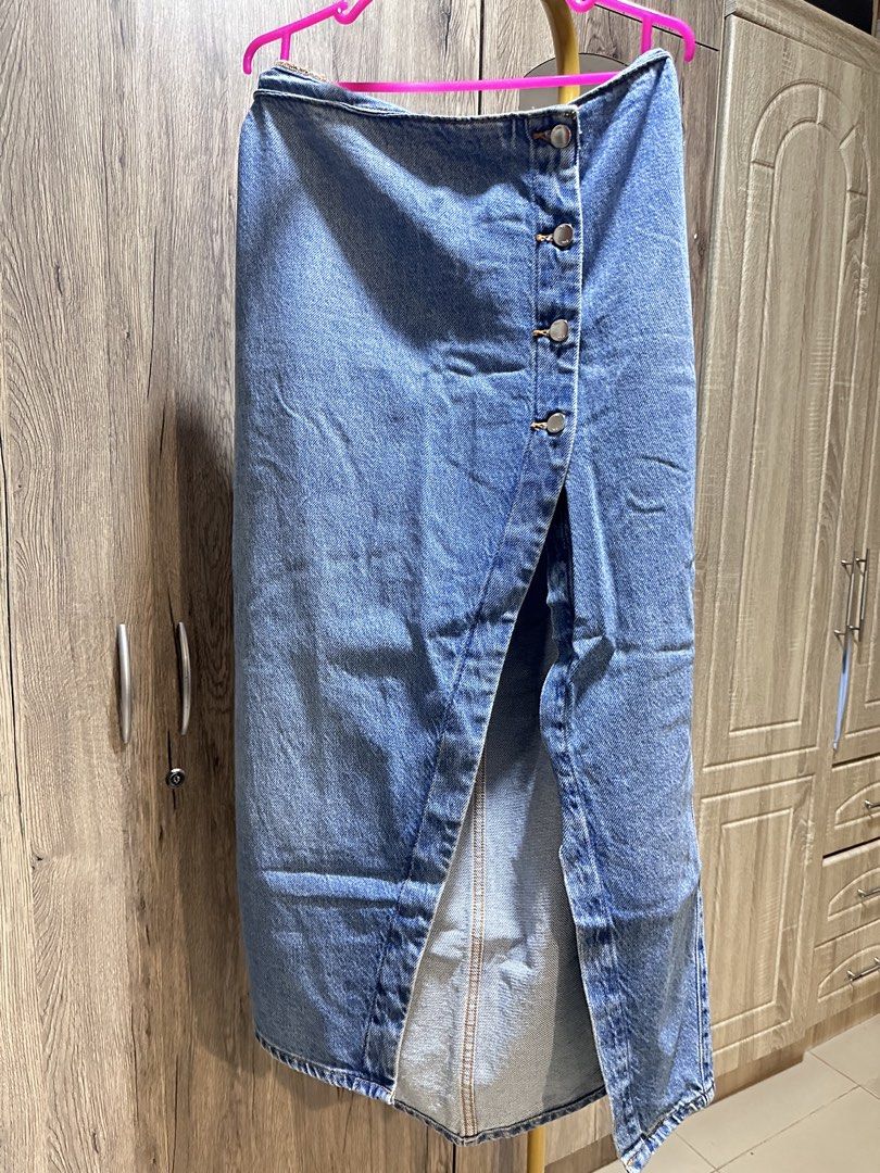 Skirt from Zara (Category: Skirts) located in Davao. Submitted by doc-riz (Listing ID 1432022729, Image 2). Description: ✨ Skirt from Zara ✔️Size: XL on tag (Size 34) ✔️Used once ✔️₱1000 (2500+ in stores) .