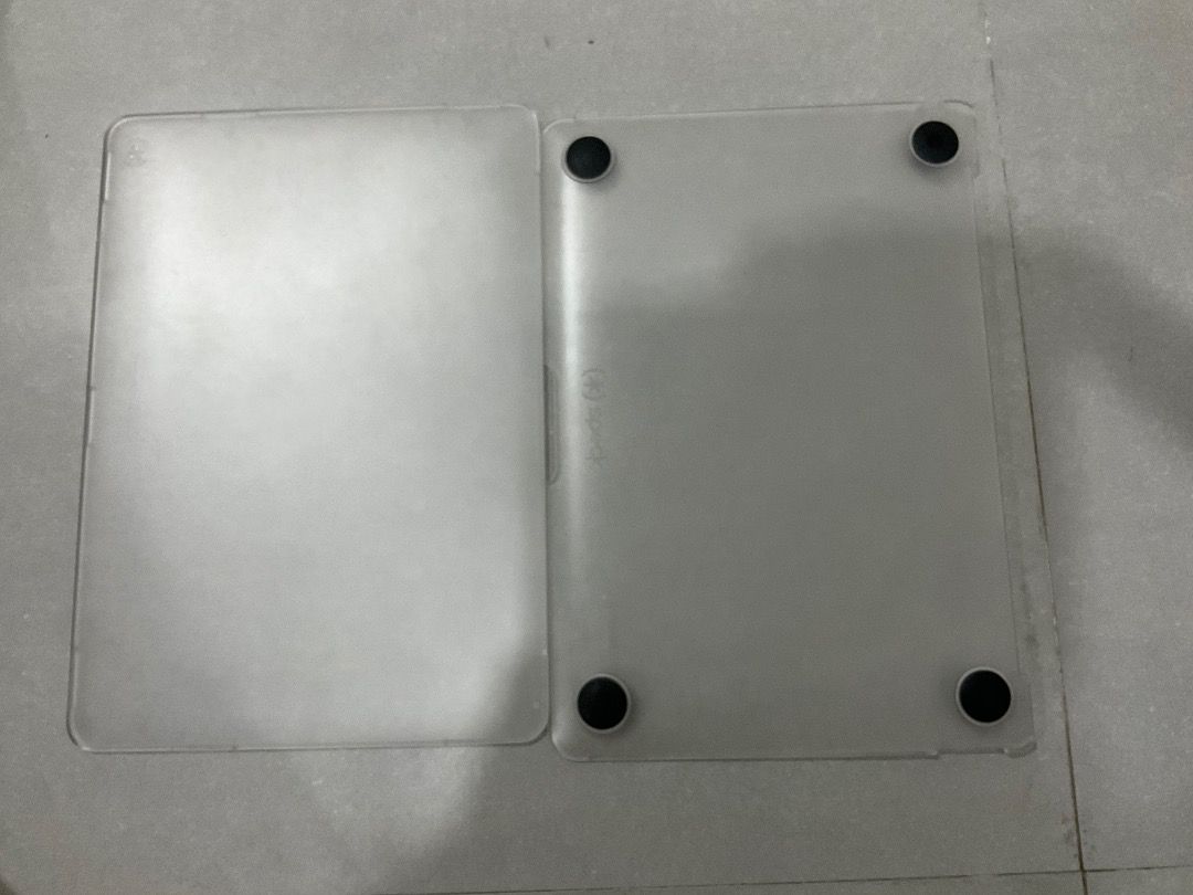 Speck Smartshell Macbook Air M1 2020 Clear Matte Case (Category: Cases & Sleeves) located in Binan City. Submitted by tring_ (Listing ID 1432017198, Image 2). Description: Speck Smartshell Macbook Air M1 2020 Clear Matte Case Four rubber supports are scuffed Bottom case has multiple scratches RFS: decluttering Payment via GoTyme or Gcash Shipping is through J&T Express 🤍.