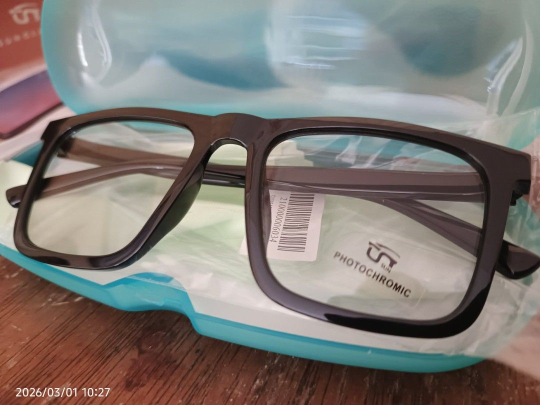 Sunglasses Photochromic Eyeglasses (Category: Sunglasses & Eyewear) located in Mangaldan. Submitted by berto_yard_sale_ph (Listing ID 1432125232, Image 3). Description: Stylish sunglasses with photochromic lenses. Available in various frame styles and colors. Includes a case and cleaning cloth. Perfect for both indoor and outdoor use. The lenses change color depending on the light..