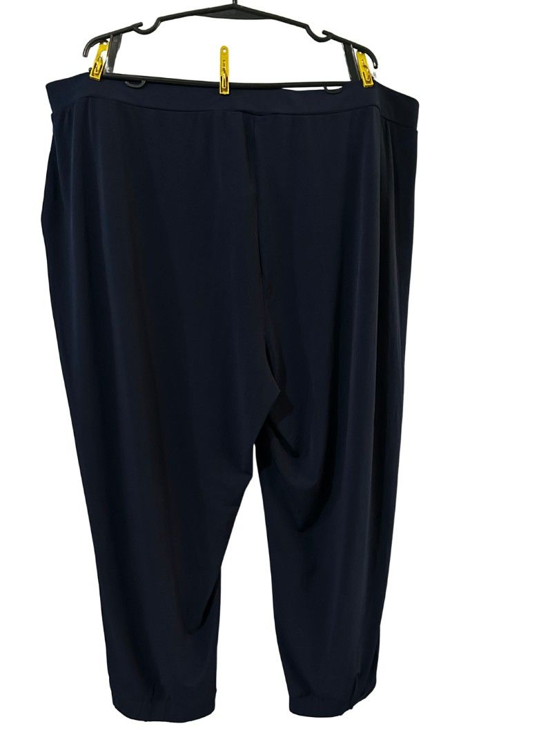 Susan Graver Navy Cropped Pants (Category: Jeans) located in Cavite. Submitted by jp477 (Listing ID 1432039339, Image 1). Description: - Susan Graver navy cropped pants - Size: 2X - Features button details - Comfortable fit - Lightweight fabric -With 2 side pockets -95% polyester 5% Spandex -Waist -44-48 inches L-39 inches - Perfect for casual wear.