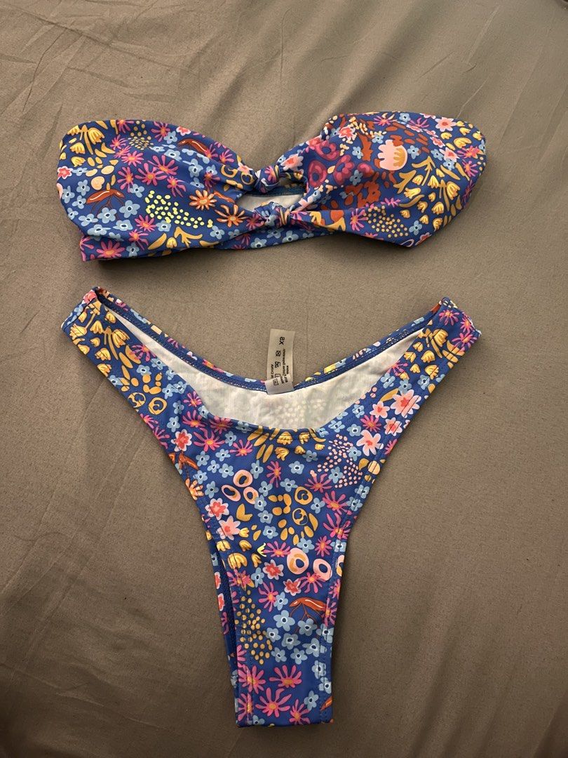 Tube Blue Floral Print Bikini Set (Category: Bikinis & Swimsuits) located in Calamba. Submitted by natalierav (Listing ID 1432100364, Image 1). Description: - Floral print bikini set - Bandeau top with twist detail - High-cut bottoms - Made of stretchy material - Perfect for beach or pool USED ONCE.