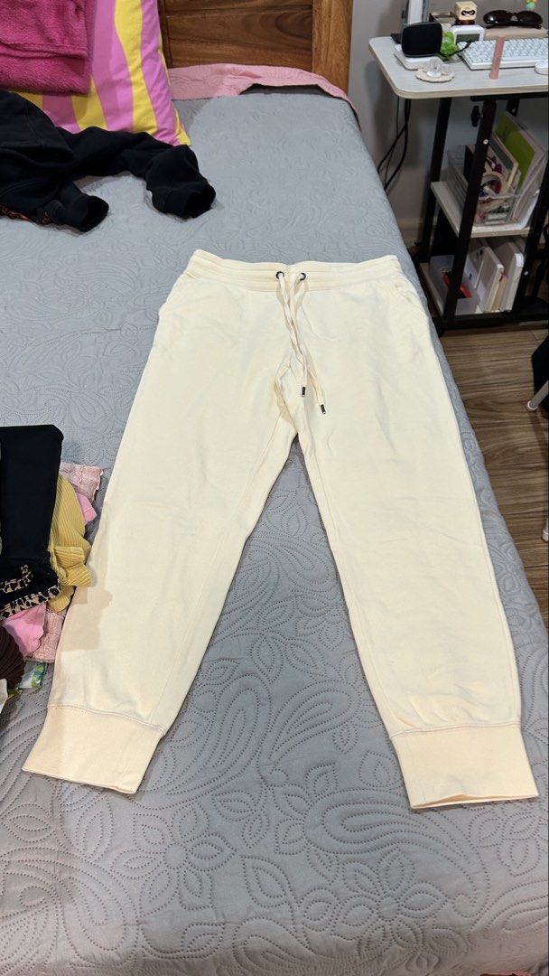 Uniqlo Sweatpants - Size L (Category: Joggers) located in Manila. Submitted by samisellstuff (Listing ID 1432175789, Image 2). Description: 🔴 LAST PRICE NA ANG EVERYTHING :) 🔴 LOCATION: grand monaco la potenza, monaco avenue, pasig city 🔴 PAYMENT: STRICTLY gcash only. PAY BEFORE SHIPPING 🔴 DELIVERY: if ASAP - lalamove, if WILLING TO WAIT - J&T 🔴 no measurements, wala po akong pang measure :( 🔴 my measurements for reference - height: 5’2 - w