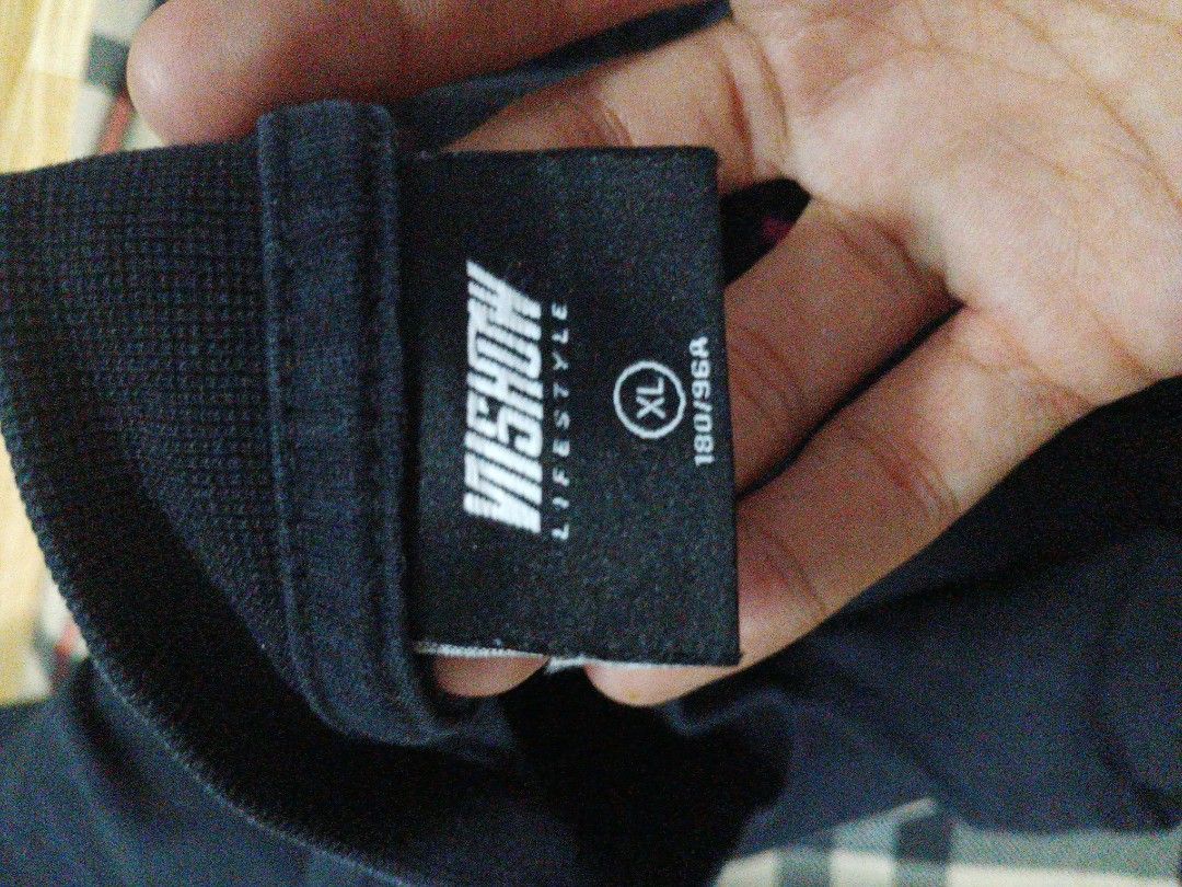 VIISHOW - FIND YOURSELF FROM HERE (Category: Tshirts & Polo Shirts ) located in Marilao. Submitted by declutteringgg19374 (Listing ID 1432190904, Image 3). Description: size: xl on tag 22x27.