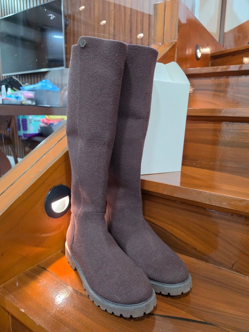 Vivaia knee high boots winter (Category: Boots) located in Quezon City. Submitted by bbnew16 (Listing ID 1432080443, Image 1). Description: used once can be used in snow. waterproof chocolate brown color .