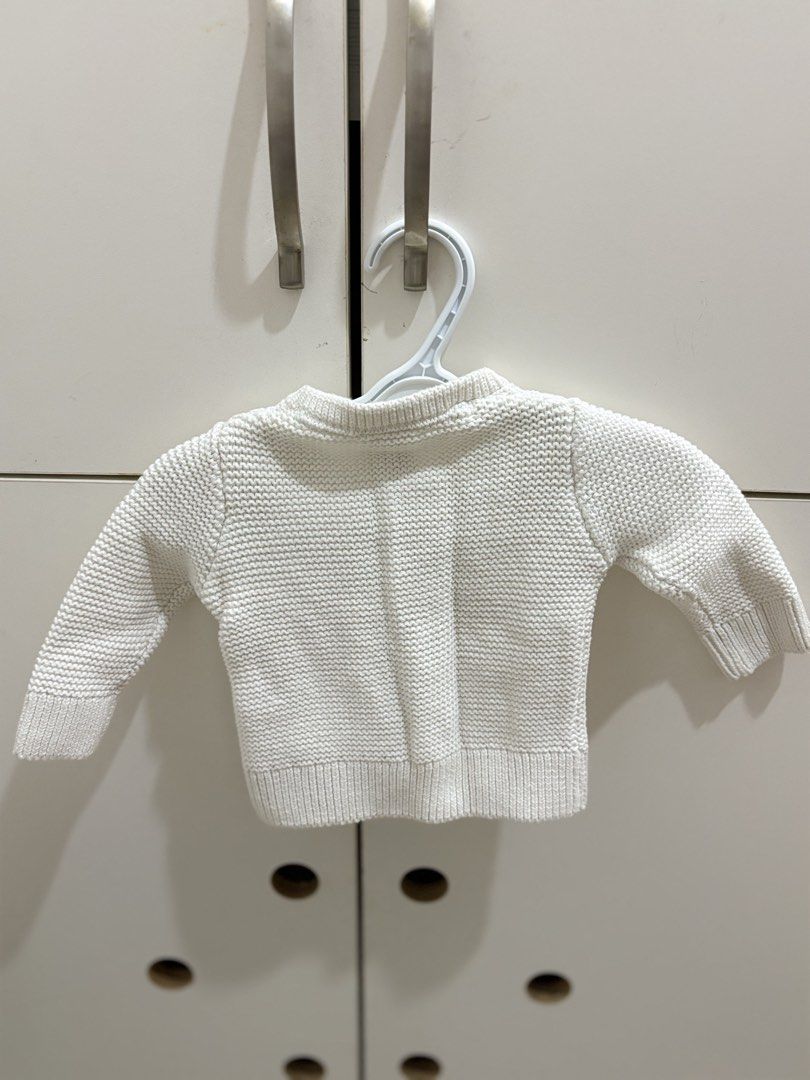 White Knit Cardigan 3-6 Months (Category: Babies & Kids Fashion) located in Paranaque City. Submitted by kaypsta (Listing ID 1432021353, Image 3). Description: - Baby Berry white cardigan - 100% cotton - Size 00 (3-6 months) - Button-up front - Long sleeves.
