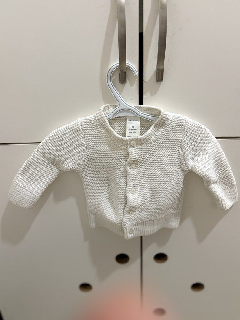 White Knit Cardigan 3-6 Months (Category: Babies & Kids Fashion) located in Paranaque City. Submitted by kaypsta (Listing ID 1432021353, Image 1). Description: - Baby Berry white cardigan - 100% cotton - Size 00 (3-6 months) - Button-up front - Long sleeves.