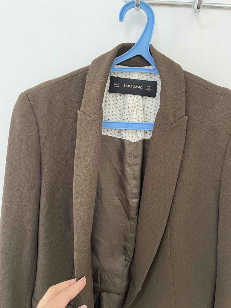 Zara Basic Brown Blazer (Category: Coats, Jackets and Outerwear) located in Cavite. Submitted by letsgosab (Listing ID 1432195650, Image 2). Description: With stain on sleeves.