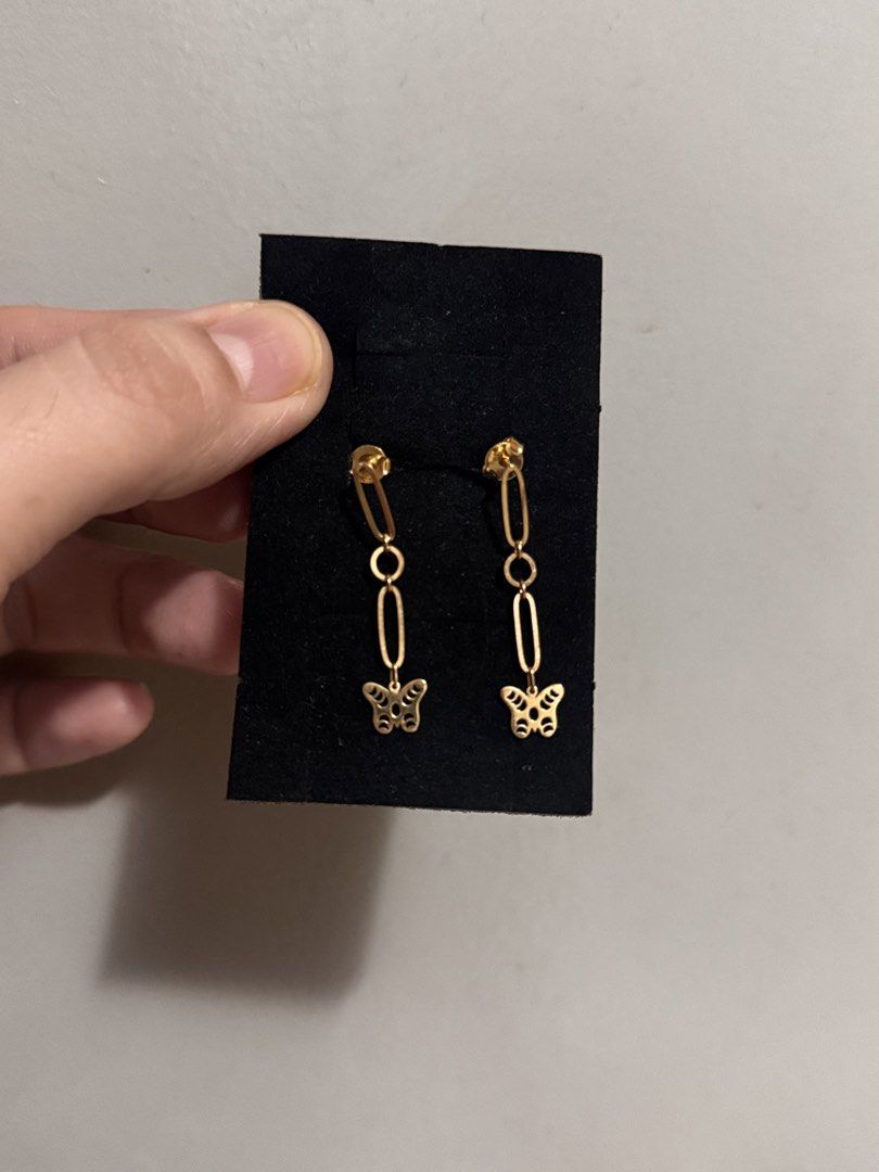18K Clover and Paperclip Earrings (Category: Earrings) located in Meycauayan. Submitted by clarissem (Listing ID 1432333967, Image 3). Description: ‼️ For sale ‼️ 18k Earrings 1. 18k Clover Earrings 1.5 grams 7500/grams = 11,250 2. 18K Paperclip with Butterfly Dangling 1.6 grams 7500/grams =12,000 📍Sto.Nino, Meycauayan, Bulacan.