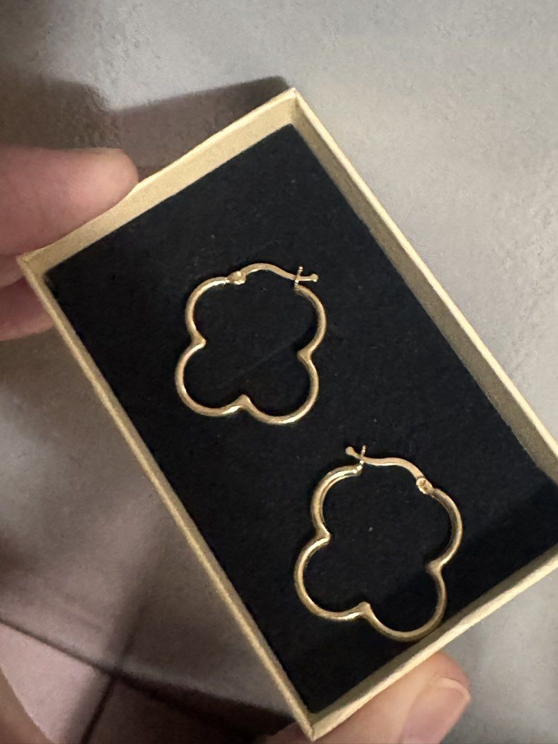 18K Clover and Paperclip Earrings (Category: Earrings) located in Meycauayan. Submitted by clarissem (Listing ID 1432333967, Image 2). Description: ‼️ For sale ‼️ 18k Earrings 1. 18k Clover Earrings 1.5 grams 7500/grams = 11,250 2. 18K Paperclip with Butterfly Dangling 1.6 grams 7500/grams =12,000 📍Sto.Nino, Meycauayan, Bulacan.