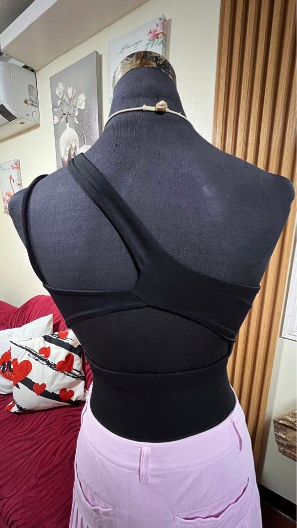 ALO black sport top/ gymtop/ swimwear (Category: Activewear) located in Lapu Lapu. Submitted by glamorouslybeautiful8.0 (Listing ID 1432295836, Image 3). Description: ☘️❤️🙆‍♀️A L O black sport top / gym top/ swimwear from Canada 🍁🇨🇦 Small stretchable can be an inner top too 🤩 flawless unused Good as New🥰💋💋 #ALO #gymtop #swimwear #new #highlightseveryone #sexytop #highlightseveryone #followerseveryone #followersreels.