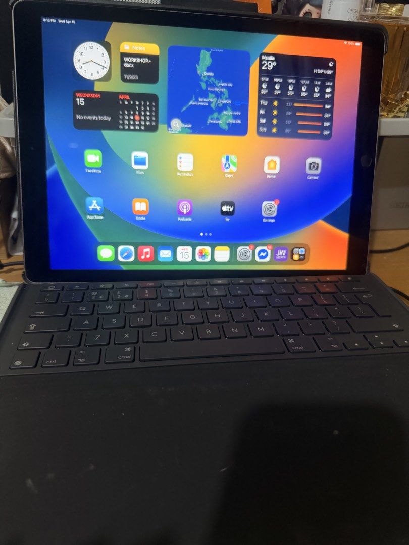 Apple iPad Pro (12.9-inch) 1st generation (Category: iPad) located in Caloocan City. Submitted by janneagustin (Listing ID 1432320362, Image 1). Description: - model number ML0N2NF/A - 128GB of storage. - include with logi keyboard and case Key Specifications (1st Generation) Processor: A9X chip with 64-bit architecture and M9 coprocessor Display: 12.9-inch Retina display (2732-by-2048 resolution) Compatibility: Supports the 1st generation Apple 