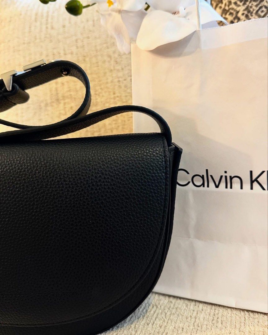 Calvin Klein Jeans Shoulder Bag (Category: Luxury Bags & Wallets) located in Manila. Submitted by luwiswisz (Listing ID 1432266018, Image 3). Description: ✨ CALVIN KLEIN Crossbody/Shoulder bag Black 🖤 (Adjustable strap) BRANDNEW | Original| From 🇺🇸 💯% money back if proven fake! Metro Manila📍.