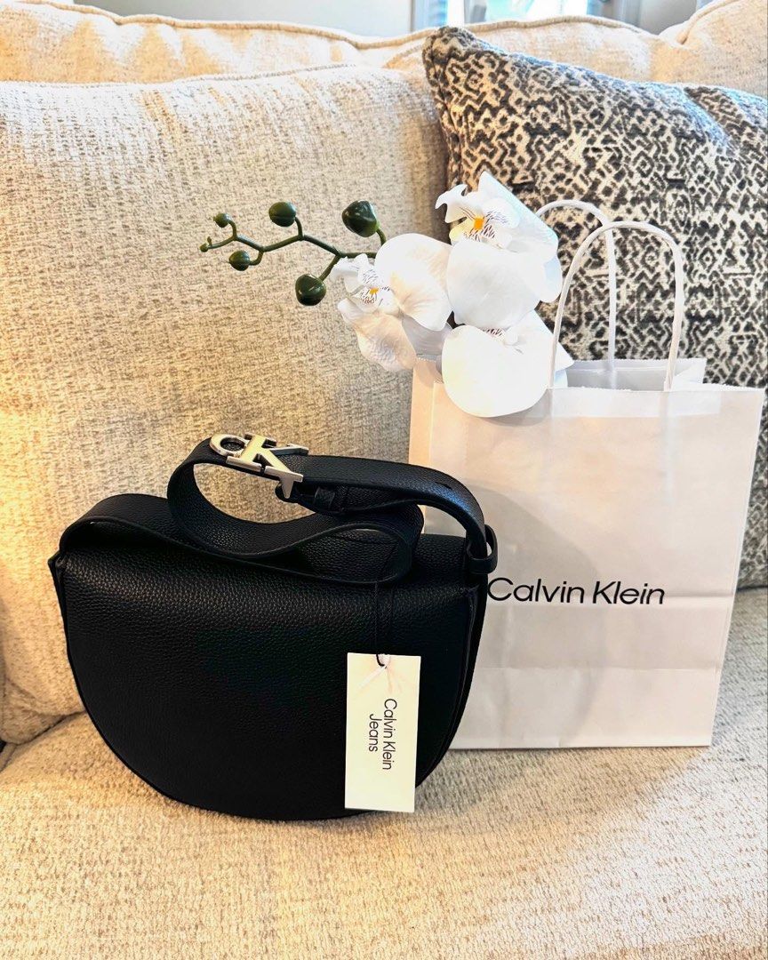 Calvin Klein Jeans Shoulder Bag (Category: Luxury Bags & Wallets) located in Manila. Submitted by luwiswisz (Listing ID 1432266018, Image 2). Description: ✨ CALVIN KLEIN Crossbody/Shoulder bag Black 🖤 (Adjustable strap) BRANDNEW | Original| From 🇺🇸 💯% money back if proven fake! Metro Manila📍.