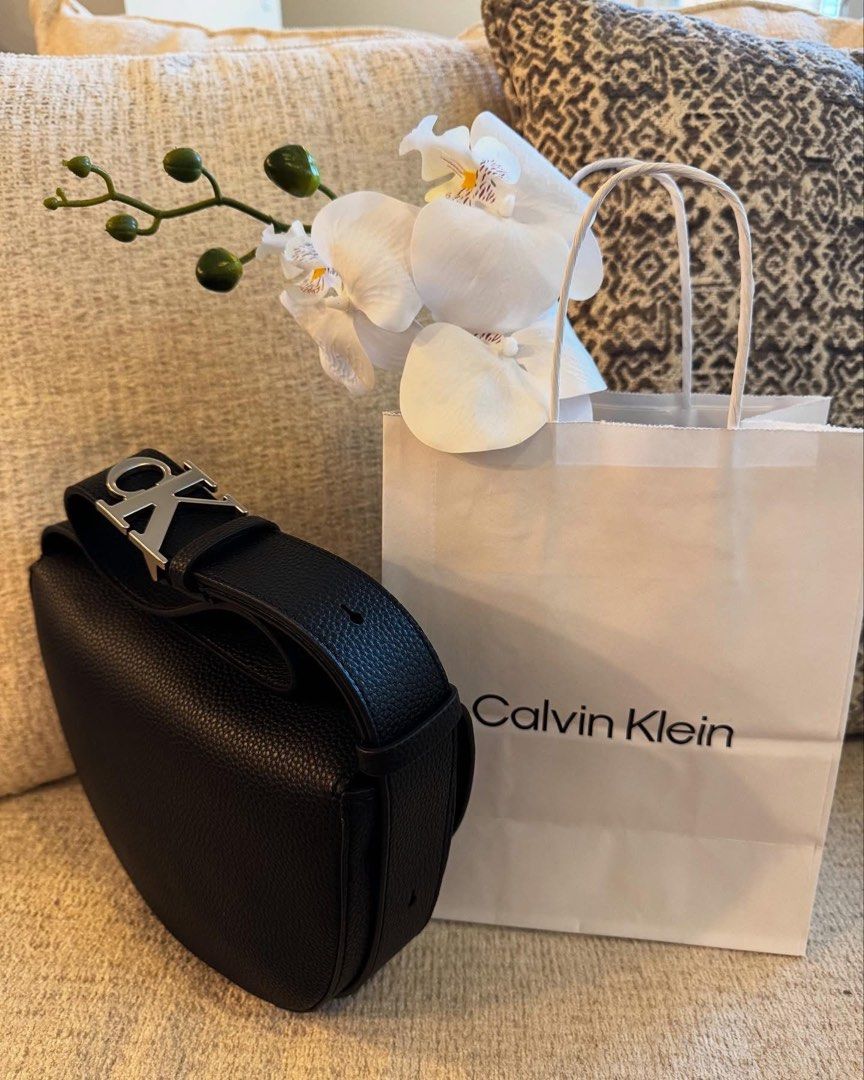 Calvin Klein Jeans Shoulder Bag (Category: Luxury Bags & Wallets) located in Manila. Submitted by luwiswisz (Listing ID 1432266018, Image 1). Description: ✨ CALVIN KLEIN Crossbody/Shoulder bag Black 🖤 (Adjustable strap) BRANDNEW | Original| From 🇺🇸 💯% money back if proven fake! Metro Manila📍.