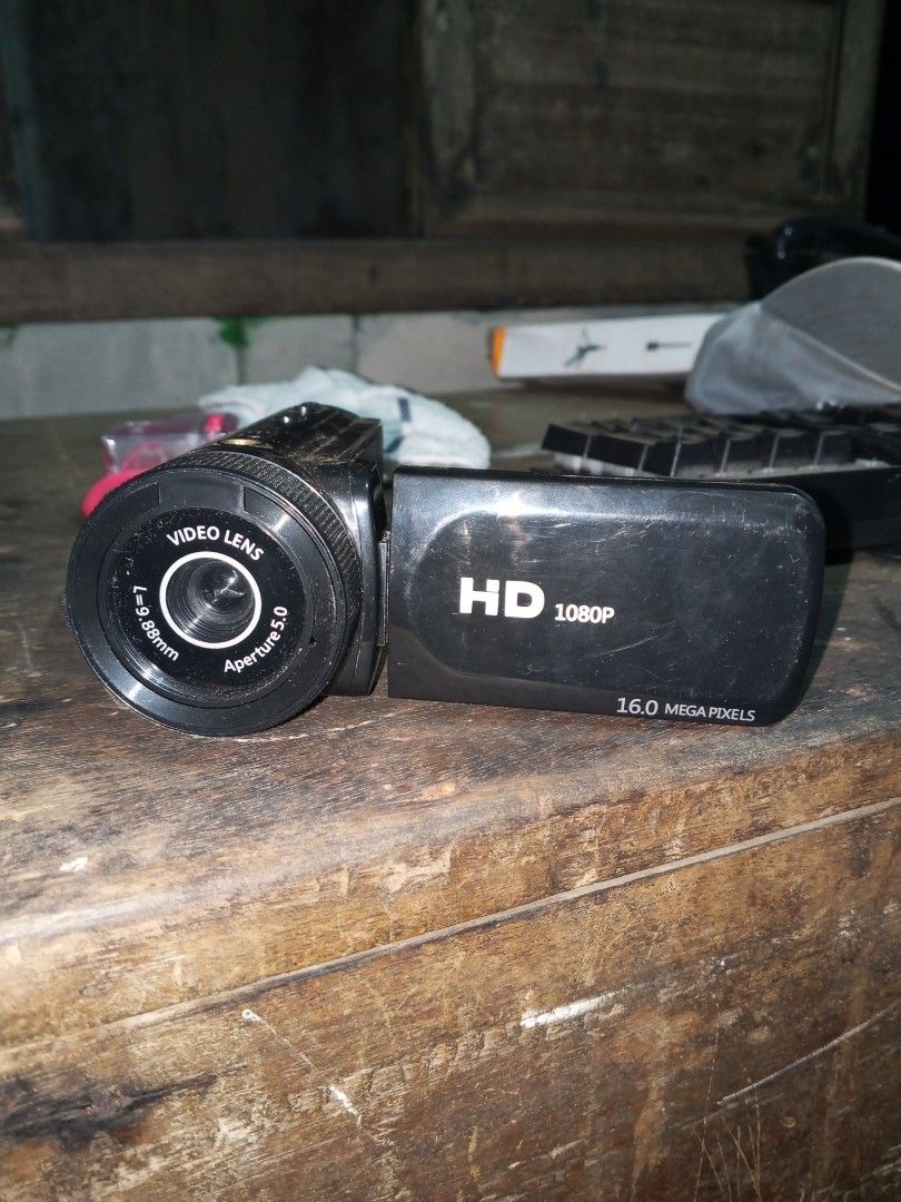 Camcorder (Category: Video Cameras) located in Quezon City. Submitted by cosmicwind.a3da03 (Listing ID 1432323186, Image 2). Description: camcorder without battery so untested sya pero gumagana Naman sya Wala lang battery. negotiable pa Yung price.