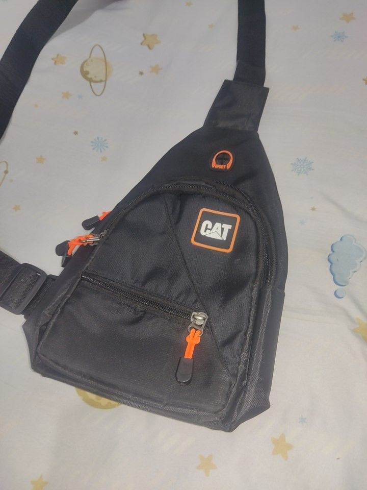 CAT Sling Bag (Category: Sling Bags) located in Manila. Submitted by jackieee_petra (Listing ID 1432370982, Image 2). Description: CAT Sling Bag for sale Price: 149 Decent condition MOP: Gcash, Paymaya COD: J&T, PICK UP, MEET UP LOC: Zaragoza Nueva Ecija RFS: Funds.