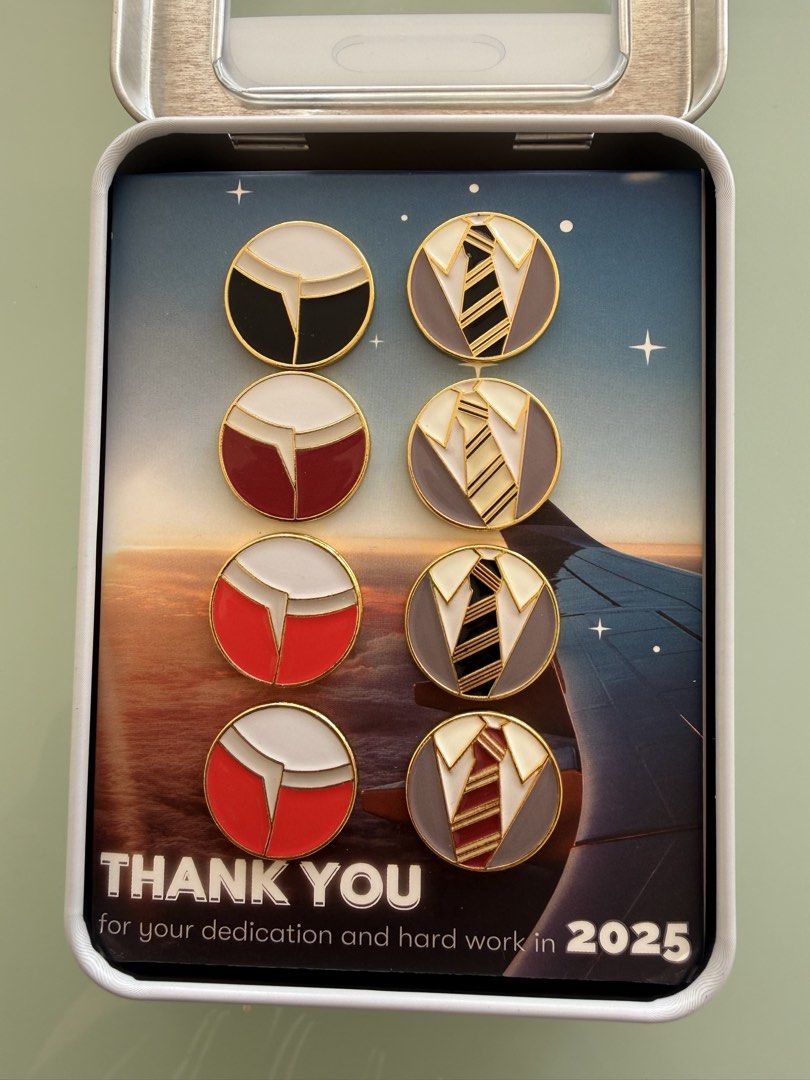 Cathay Cabin Crew Pin Set （分類：其他周邊）位於 Hong Kong。 由 llamshop 提交（商品編號 1432289981，圖片 1）。簡介： 。