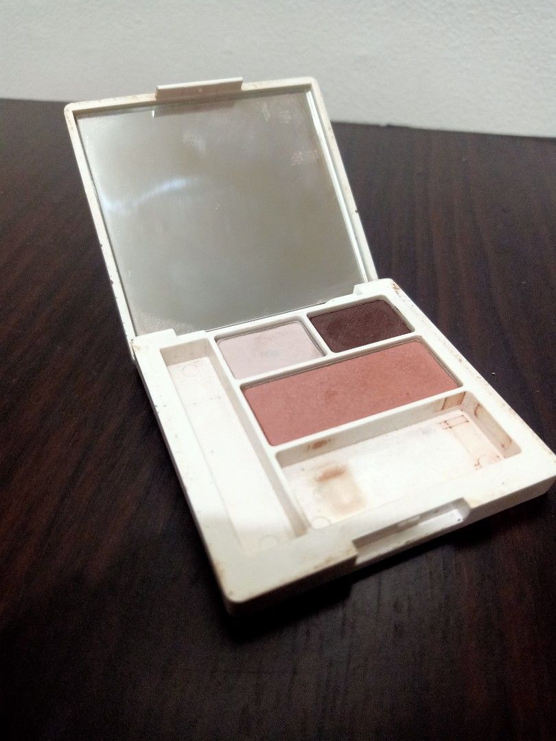 Clinique All About Shadow Duo & Blush Palette (Category: Makeup) located in Las Pinas. Submitted by the_recycle_shop (Listing ID 1432327481, Image 2). Description: - Clinique eyeshadow and blush palette - Includes: - 2 eyeshadow shades: Morning Java, Pink Chocolate - 1 blush: Smoldering Plum - Features a mirror - Net weight: 1.8g.