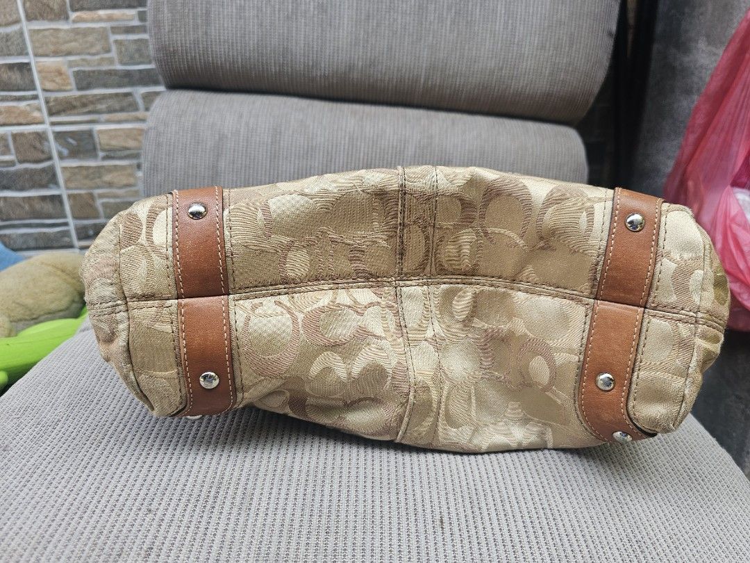 Coach Shoulder Bag (Category: Luxury Bags & Wallets) located in San Jose del Monte. Submitted by levanthrift (Listing ID 1432294999, Image 3). Description: please check photos negotiable.