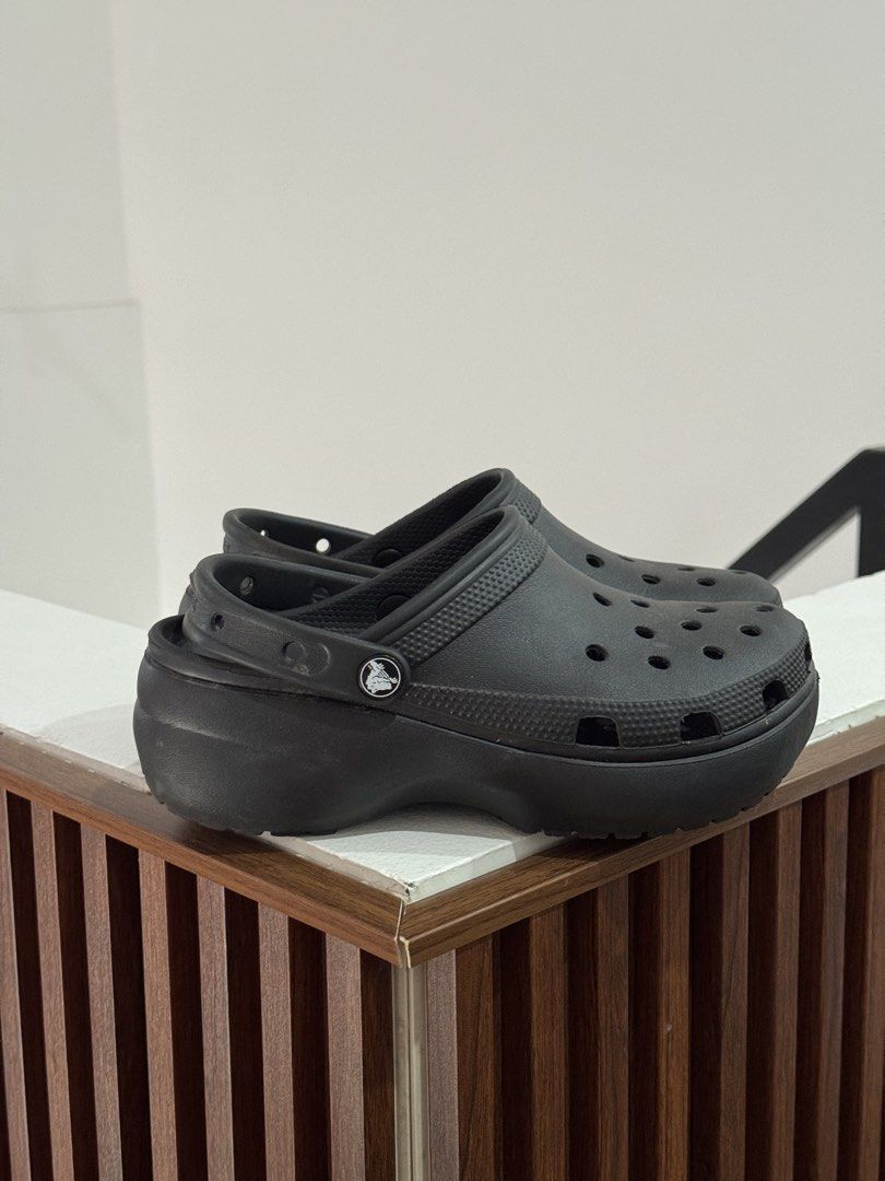 Crocs Women's Classic Platform Clog (Category: Slippers and slides) located in Sablan. Submitted by bag.a.holic.bygaile.ph (Listing ID 1432235464, Image 3). Description: No major flaws please manage expectations linis linis lang po. .
