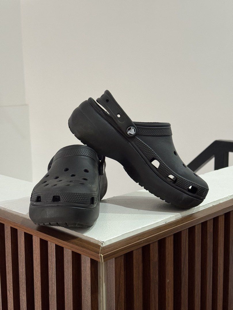 Crocs Women's Classic Platform Clog (Category: Slippers and slides) located in Sablan. Submitted by bag.a.holic.bygaile.ph (Listing ID 1432235464, Image 1). Description: No major flaws please manage expectations linis linis lang po. .