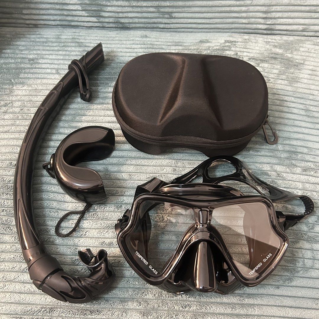 Diving Mask Black Snorkel Set Tempered Glass (Category: Water Sports) located in Cavite. Submitted by _schmyla (Listing ID 1432313863, Image 1). Description: - Complete black snorkel set - Includes mask, snorkel, and carrying case - Mask features tempered glass - Comfortable mask design - Curved snorkel for easy breathing - Ideal for snorkeling or diving.