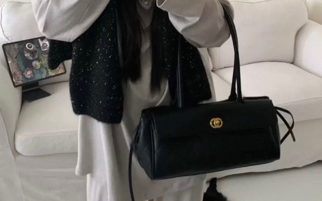 Drawstring bag (Category: Shoulder Bags) located in Singapore. Submitted by Jassslin72 (Listing ID 1428894669, Image 6). Description: Like new milk tea colour drawstring bag. A little chip on the side logo. Black shoulder bag is brand new and selling at $88.